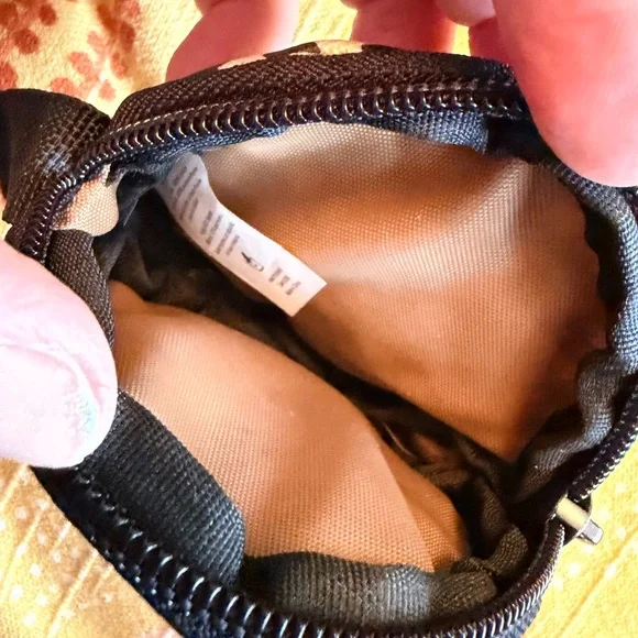 Kavu Black and White Houndstooth Crossbody Bag with matching Coin Purse - Picture 7 of 8